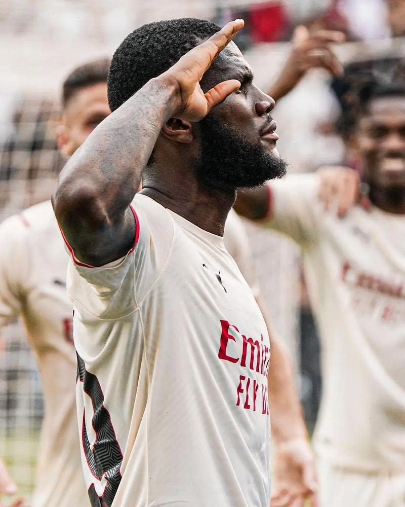 英超：曼联大胜阿森纳锁定榜首